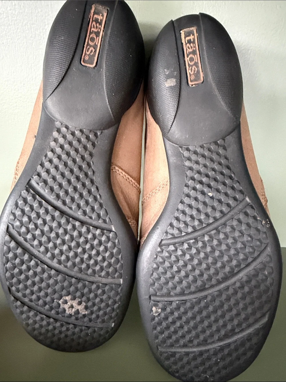 Taos Women's Beige Shoes - Size 8